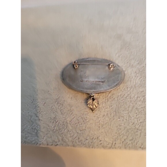 Vtg 1999 Marjolein Bastin Oval Rabbit Bunny Pewter Pin Brooch Leaf Charm Signed - Picture 9 of 12